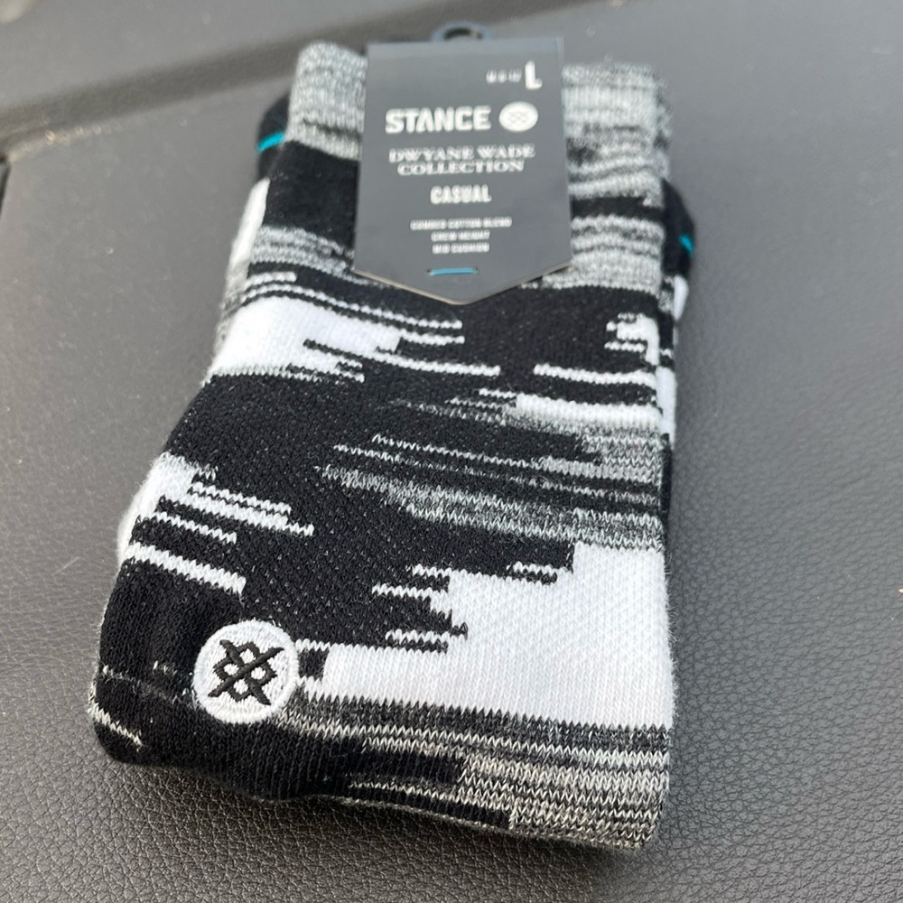b7 TWO PAIRS OF MENS STANCE CLASSIC BLACK WHITE CREW SOCKS SIZE (6/12) LARGE